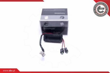 Przycisk klapy bagażnika SKV 16SKV266 LR073594 LAND ROVER DISCOVERY III