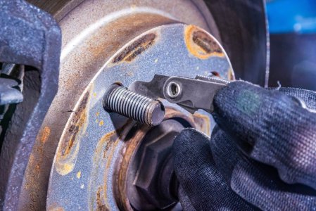 ZESTAW NARZYNEK I GWINTOWNIKÓW DO ŚRUB KÓŁ I NAKRĘTEK KÓŁ